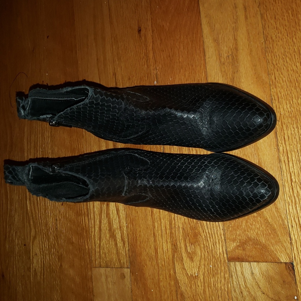 Black Leather bootie. Steven by Steve Madden. 6.5